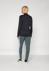 Nike Performance ACADEMY PANTS - Donji dijelovi trenirke - vintage green/royal pulse