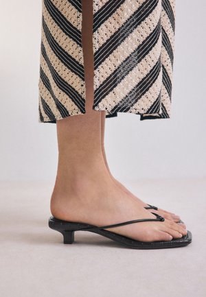 Next Sandaler m/ tåsplit - black