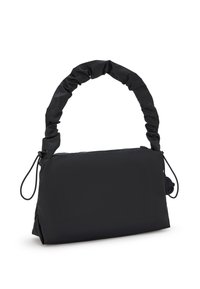 Bolso de nylon negro con un asa superior acolchada y fruncida y cierre de cremallera. Forma rectangular con detalles de cordones laterales ajustables.