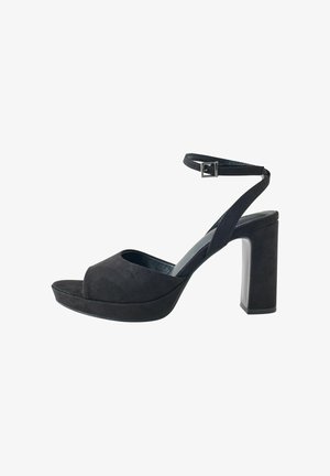 Sandale à talons hauts en daim noir avec bout ouvert, épais talon carré, semelle compensée et bride de cheville avec boucle en argent.
