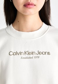 Calvin Klein Jeans INSTITUTIONAL GRAPHIC - Melegítőfelső - ivory