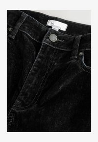 Vald, black