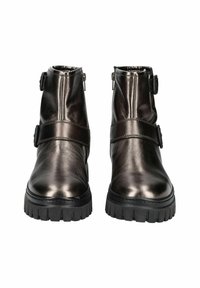 Botines de tobillo en bronce metálico con un acabado texturizado, que presentan correas dobles con detalles de hebilla, un collar acolchado y una suela gruesa.