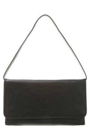 Czarna prostokątna skórzana torba na ramię z klapą i cienkim paskiem.