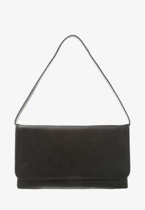 Czarna prostokątna skórzana torba na ramię z klapą i cienkim paskiem.