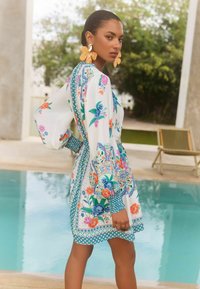 Love & Roses REGULAR FIT - V&A I WOODBLOCK PRINTED V-NECK BELTED LONG SLEEVE - Dnevna haljina - ivory