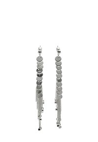 Orecchini lunghi d'argento a pendolo con pendenti circolari e dettagli a catena, caratterizzati da superfici riflettenti e texture diverse.
