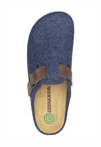 Blaue Filz-Schlupfschuhe mit verstellbarem braunem Riemen und Schnalle, beigem Fußbett mit grünem Spiral-Logo und dem Text "BRINKMANN".