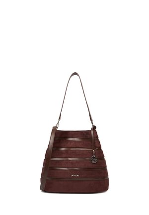 Bolso de hombro marrón oscuro con franjas horizontales de ante y cuero, doble asa y un charm metálico redondo colgado de una de las asas.