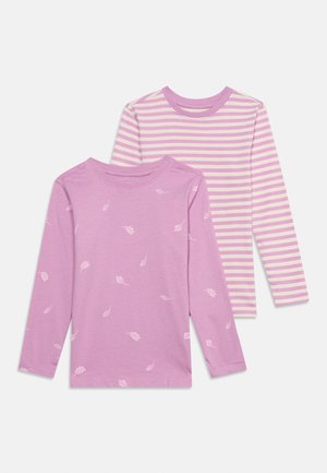 Kaksi lasten pitkähihasta paitaa, toinen yksivärinen vaaleanpunainen, jossa vaaleat lehtiprintit, toinen vaaleanpunainen ja valkoinen vaakaraidallinen.