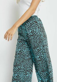 Desires ENUR HIGH WAISTED WIDE PANT - Pantalon classique - crystal teal print