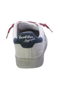 Scarpe Lotto Leggenda con tomaia in pelle bianca, linguetta in suede blu navy e lacci borgogna. Presentano una suola in gomma testurizzata.