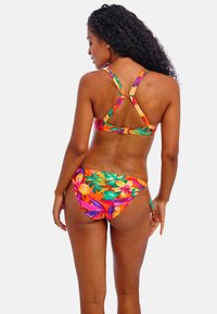 Conjunto de bikini colorido con un patrón floral en vibrantes tonos de rosa, naranja y verde. Tirantes ajustables con un cierre en la parte posterior.