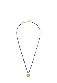 Collier de perles avec des perles rouge foncé, orné d'un pendentif circulaire en or décoré de petites pierres blanches et doté d'un fermoir à chaîne ajustable.