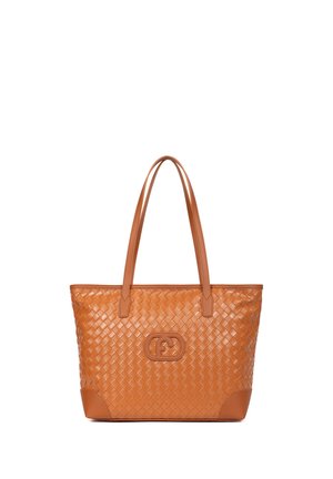 Sac cabas en cuir marron clair avec texture tissée, deux longues poignées et un petit logo embossé au centre devant.