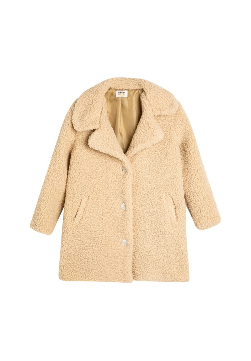 Abrigo de piel sintética beige con cuello con muesca, cierre de botón y bolsillos laterales. El material texturizado aporta calidez y una apariencia suave.