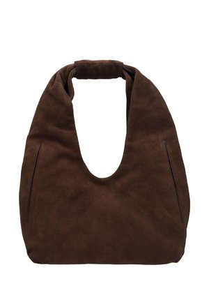 Bolso de mano de ante marrón suave con una correa ancha, apertura superior redondeada y dos discretas costuras verticales en los lados delanteros.