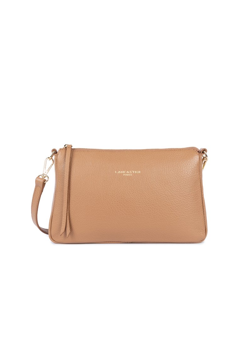 Borsa a tracolla in pelle color testa di moro con chiusura a zip, hardware dorato e un dettaglio con nappina. Presenta una texture liscia e una forma rettangolare.