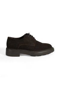 Chaussure de ville pour homme en suède marron foncé avec fermeture à lacets et semelle en caoutchouc épaisse, présentée en profil latéral sur fond blanc.