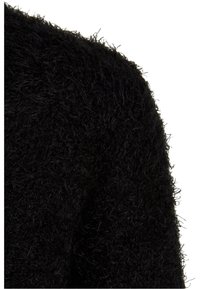Pull noir en peluche avec une finition texturée et shaggy. Le tissu présente une surface douce et irrégulière ainsi qu un design des épaules arrondies.