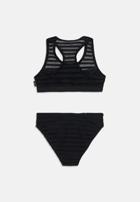 Črn bikini set z mrežno zasnovo in vodoravnimi črtami. Zgornji del ima stil dirkaškega hrbta, medtem ko so hlačke visoko izrezane.
