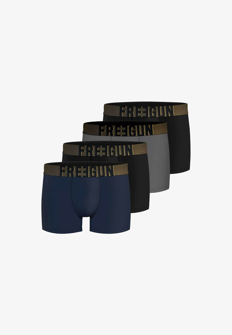 Quatre paires de boxers en bleu marine, gris et noir avec une ceinture élastique imprimée en or "FRE=GUN". Texture de tissu lisse.