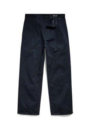 Granatowe spodnie o prostych nogawkach z zapięciem na guzik i suwak, przednimi kieszeniami oraz szlufkami na pasek, rozmiar 32x32 widoczny na wewnętrznej stronie pasa.