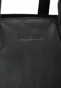 Bolso tote de cuero negro con acabado texturizado, logo embosado "PLEVIER" y asas resistentes para llevar.