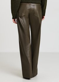 Weite Hosen aus olivgrünem Kunstleder mit zwei Gesäßtaschen, einer glatten Textur und einem klaren, maßgeschneiderten Finish.