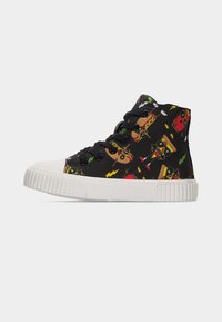 Μαύρο ψηλό αθλητικό παπούτσι με λευκή σόλα, διακοσμημένο με καρτούν φέτες πίτσας και χοτ ντογκ που φοράνε γυαλιά ηλίου και αστραπές.