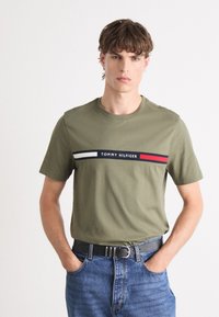 Tommy Hilfiger CHEST INSERT TEE - Camiseta estampada - green