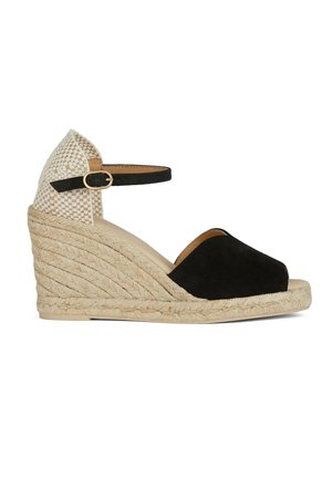 Sandale espadrille compensée avec talon tressé beige, bride de cheville noire avec boucle, avant ouvert noir et contrefort de talon tissé beige.