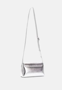 Hopeinen metallinen ristikorilaukku, jossa on suorakaiteen muotoinen muoto, sileä pinta, säädettävä hihna ja käännettävä läppädesign.