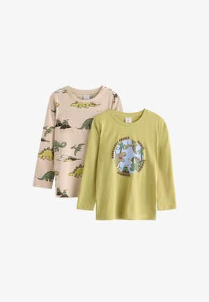 Twee T-shirts met lange mouwen: één beige met prints van dinosaurussen en vulkanen, de ander lichtgroen met een ronde afbeelding van een dinosaurusfamilie.