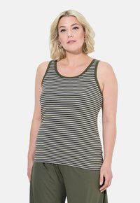 Randig ärmlös topp i mörkgrön och vit, med rund halsringning och en figurvänlig design. Tyget verkar glatt med en ribbad textur.