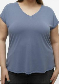 T-shirt blu con scollo a V e maniche corte, realizzato in tessuto morbido, con una vestibilità comoda e una superficie liscia. L'orlo è leggermente curvato nella parte inferiore.