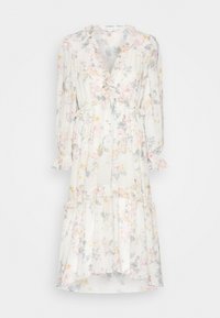 Robes maxi fleuries en tissu léger. Comprend un col volanté, des manches longues, une taille à cordon et une jupe à volants. Les coloris incluent le rose, le gris et le jaune.
