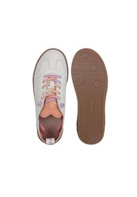 Baskets en cuir blanc avec des lacets de couleurs pastel (rose et violet), semelle en caoutchouc texturée marron et branding subtil. Forme arrondie avec des détails cousus.