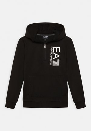 Sudadera negra con capucha, cremallera frontal, bolsillo canguro y gran logo blanco "EA7 Emporio Armani" en el pecho.