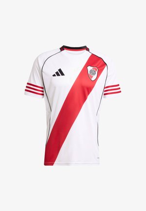 Witte trui met een diagonale rode streep, zwarte accenten en drie rode strepen op de mouwen. Bevat een logo op de linkerborst.