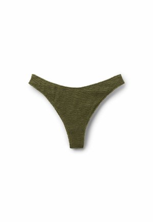 Olivgrüner, strukturierter Bikini-Slip mit hoch ausgeschnittenen Beinausschnitten und schmalem Bund, flach auf weißem Hintergrund liegend.