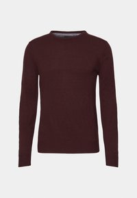 Herren Langarm-Pullover mit Rundhalsausschnitt aus dunkelburgunderfarbenem Strick, mit gerippten Bündchen und Saum auf einem schlichten weißen Hintergrund.
