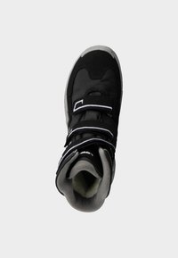 Zwarte hoge sneaker van mesh stof, met een grijze binnenvoering en twee klittenbandsluitingen. Beschikt over een getextureerde neus en een gepolsterde kraag voor comfort.