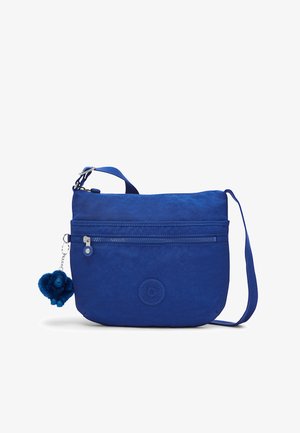 Blaue Umhängetasche mit verstellbarem Riemen, Frontreißverschlusstasche und kleinem blauem flauschigem Affen-Schlüsselanhänger am Reißverschluss.