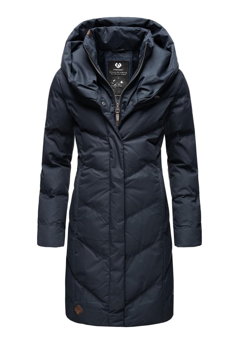 Marineblå pufferjakke med hætte, quiltet design, isoleret materiale, frontlynlås, trykknaplukninger og et logo-patch på nederste højre side.