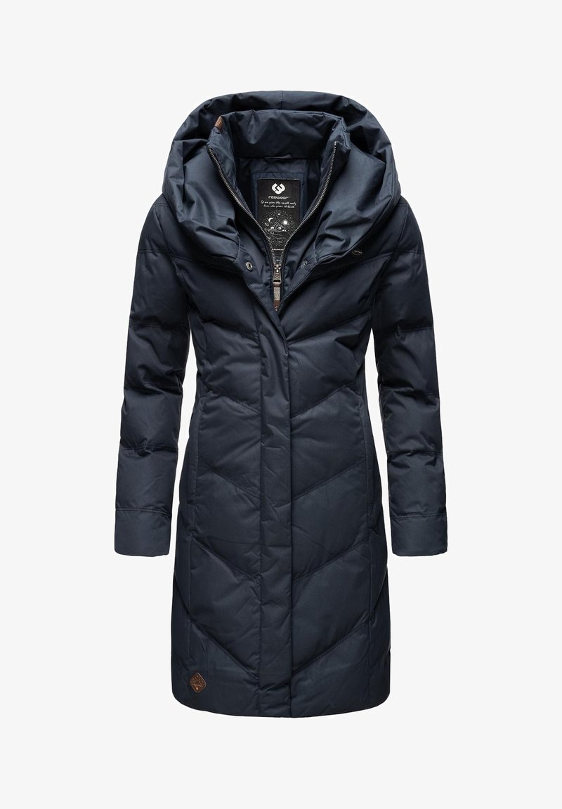 Marineblå pufferjakke med hætte, quiltet design, isoleret materiale, frontlynlås, trykknaplukninger og et logo-patch på nederste højre side.