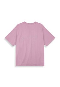 Camiseta de algodón rosa con corte holgado, que presenta el texto bordado en blanco "grimy" en la parte posterior. Diseño de manga corta y cuello redondo.