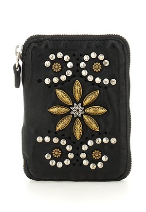 Portafoglio in pelle nera con design floreale in rilievo, borchie dorate e argentate, chiusura con zip, caratterizzato da una superficie strutturata e dettagli decorativi.