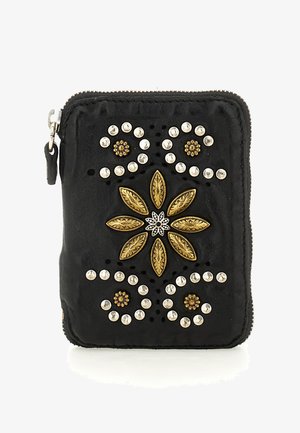 Portafoglio in pelle nera con design floreale in rilievo, borchie dorate e argentate, chiusura con zip, caratterizzato da una superficie strutturata e dettagli decorativi.