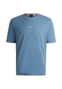 Modré tričko s krátkými rukávy z měkké bavlny, s kulatým výstřihem a malým bílým logem "BOSS" na hrudi.